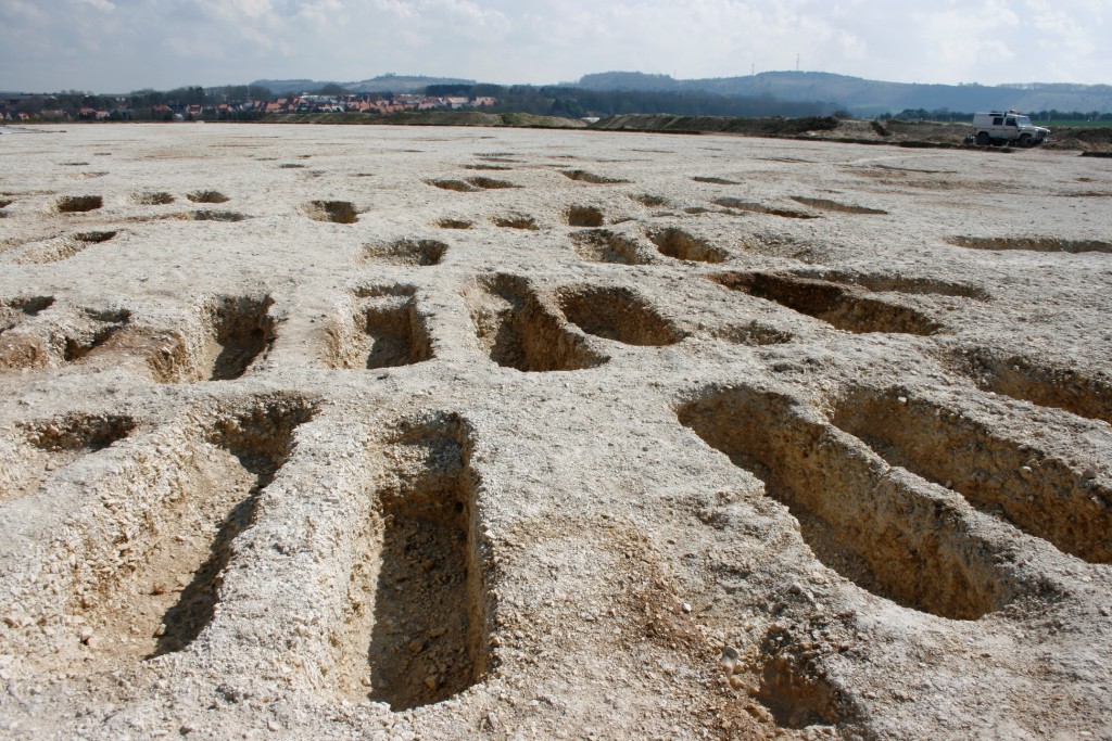 The site of the cemetery including some of the excavated graves. [Crown Copyright/MOD2016]