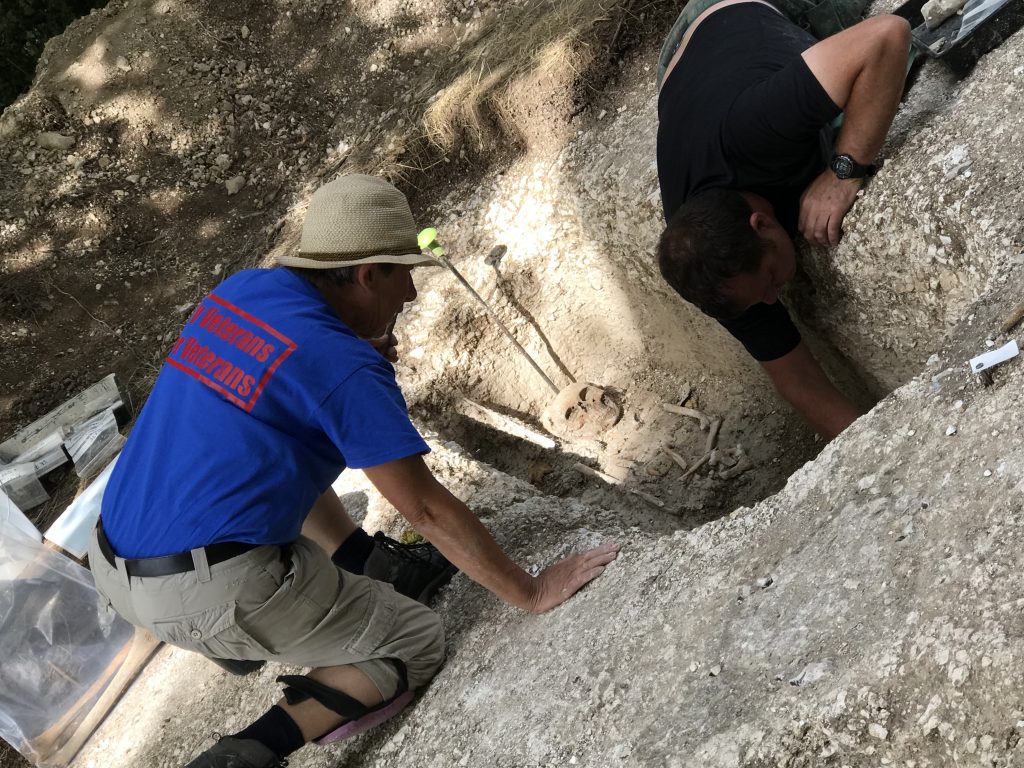 Volunteers and archaeologists at Barrow Clump [Crown Copyright, MOD 2018]